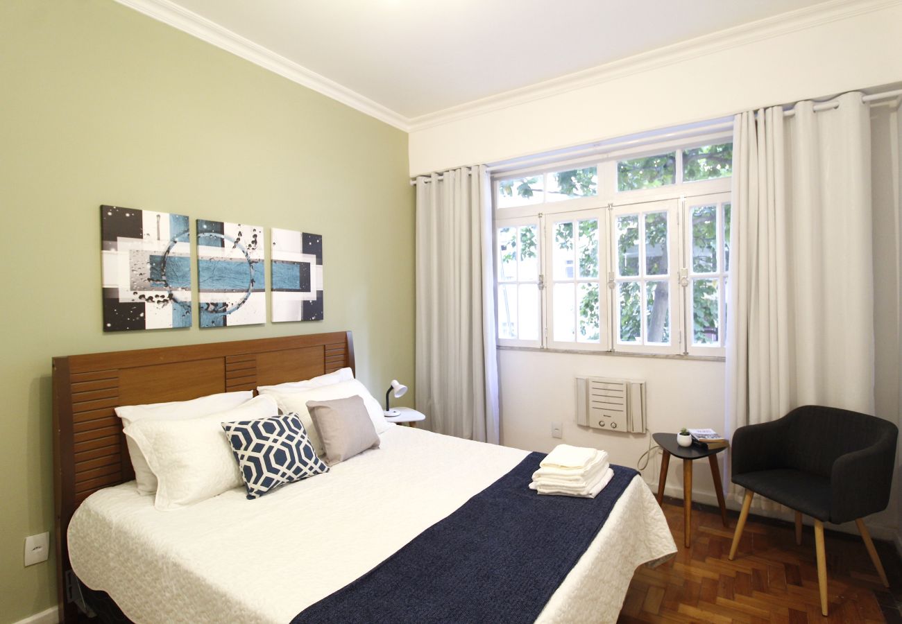 Quarto com cama de casal Quarto com cama de casal