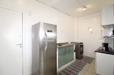 Espaçosa cozinha equipada