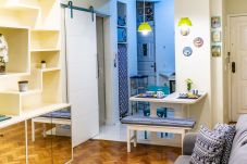 Sala de estar ampla e confortável com sofá, TV e mesa de jantar.