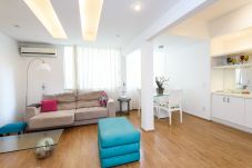 Large, well-lit and comfortable living room. Equipped with sofa, TV and dining table. 
